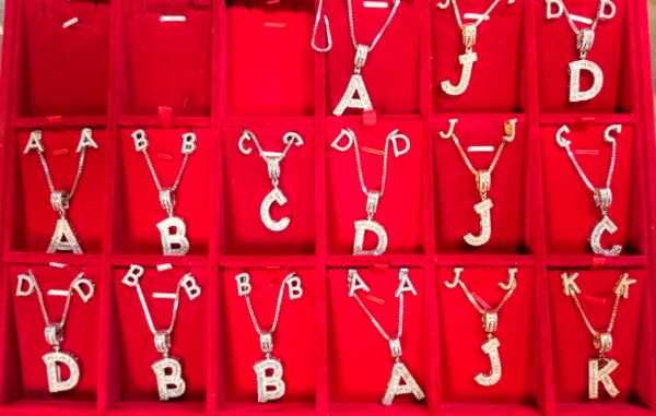 CHAINE AVEC PENDENTIF EN LETTRE ET BOUCLES D'OREILLES CM4629