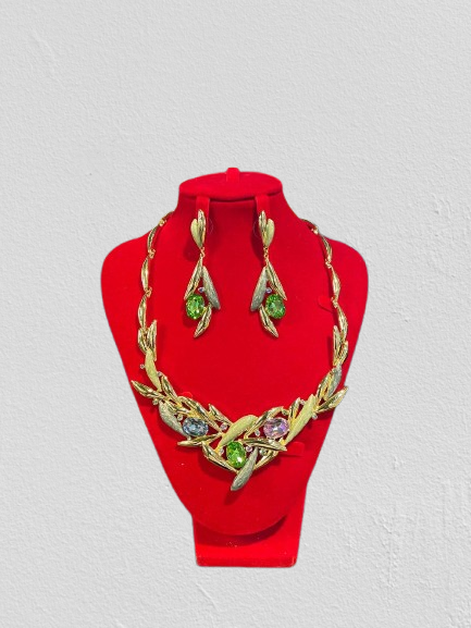 Collier doré avec des pierres colorées