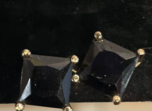 petite paire de boucles d'oreilles QQMJ7-BX – Image 2