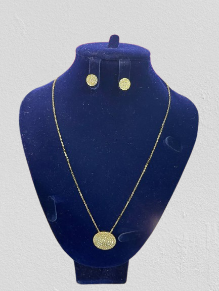 Collier doré avec pendentif