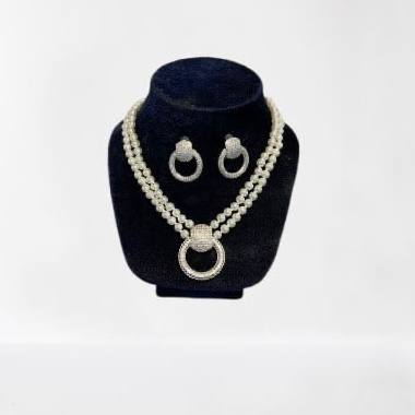 Complet Collier de perle avec pendentif rond et boucles d'oreille – Image 3