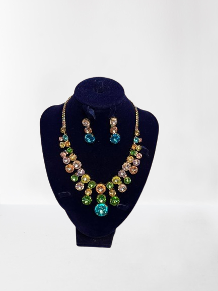 Collier de perles multicolores et ses boucles d'oreilles