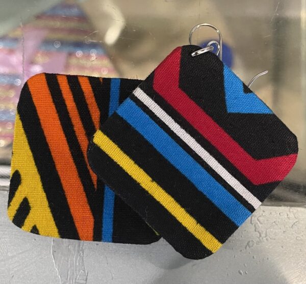 Boucles d'oreilles en forme de carré en tissu pagne 8CLML-BX – Image 2