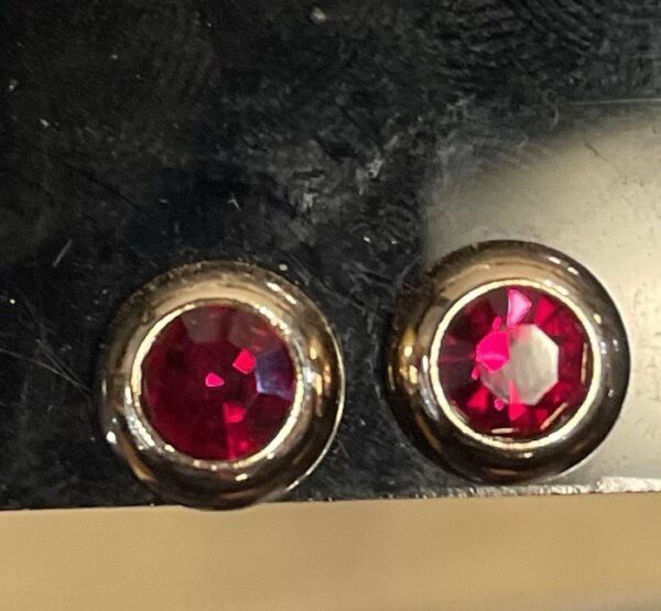Petite paire de boucles d'oreilles rouges 4EXE6-BX
