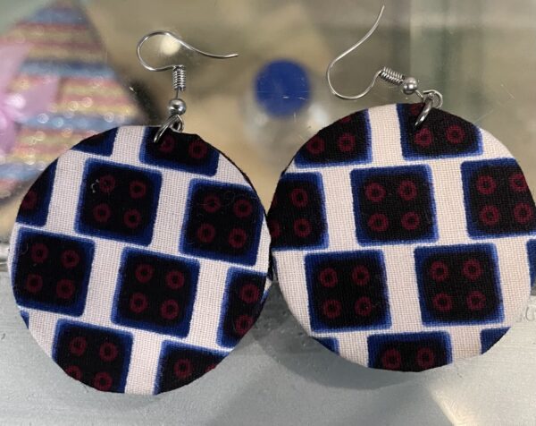 Boucles d'oreilles rondes en pagne – Image 2
