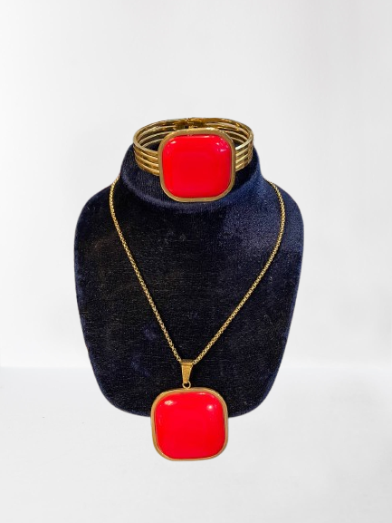 Chaine doré avec pendentif rouge avec bracelet et bague