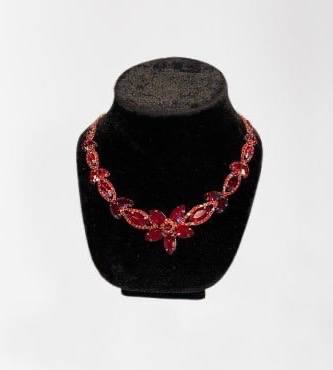 Collier rouge-bordeaux